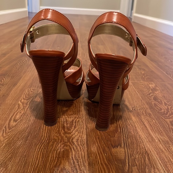 Guess brown platform sandals. Sz 6.5 - Picture 3 of 7